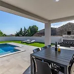Ferienhaus Luxurious In