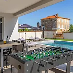 Ferienhaus Luxurious In Galižana